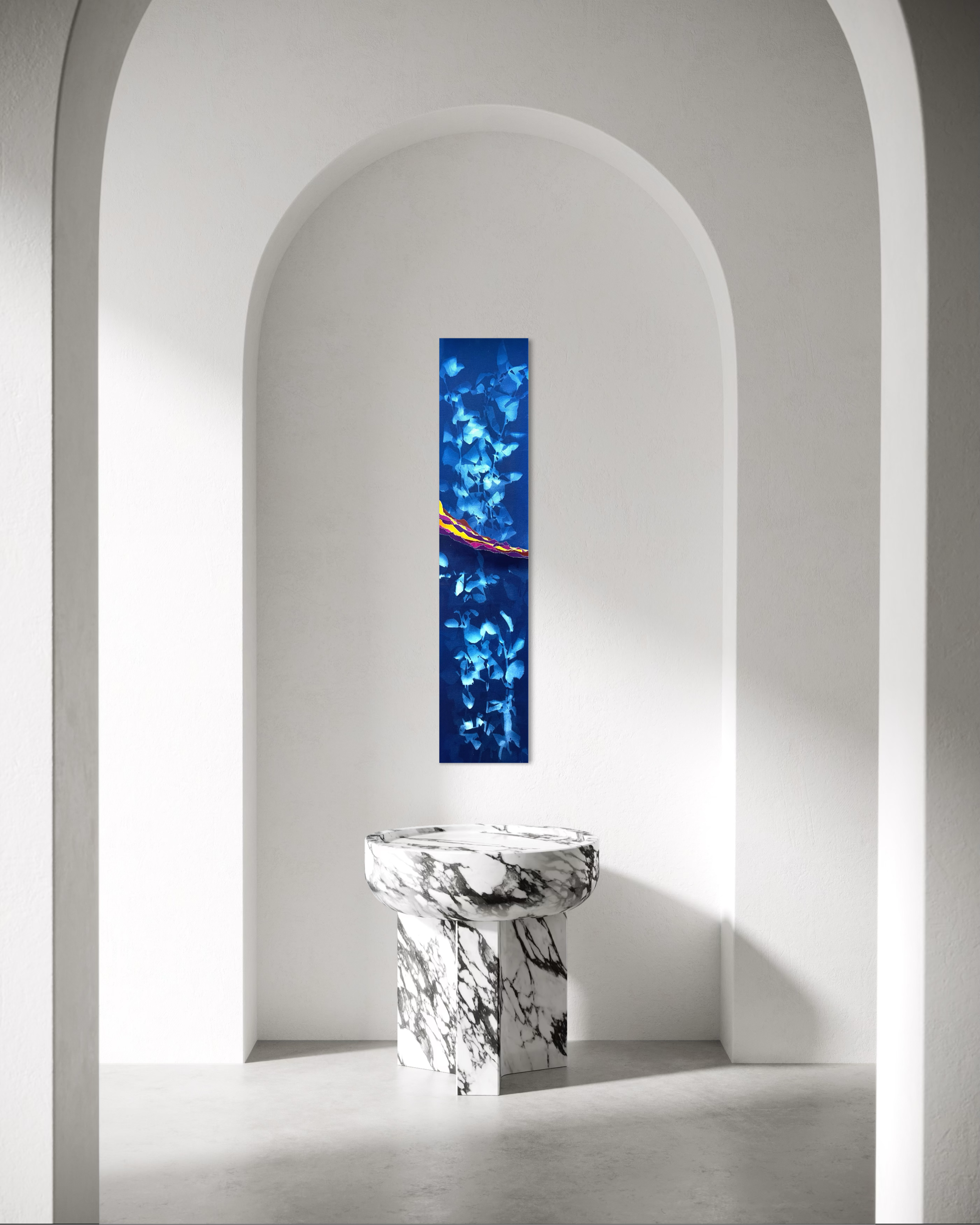 tableau en cyanotypie et pigments, oeuvre originale accrochée dans une entrée, murmure bleu